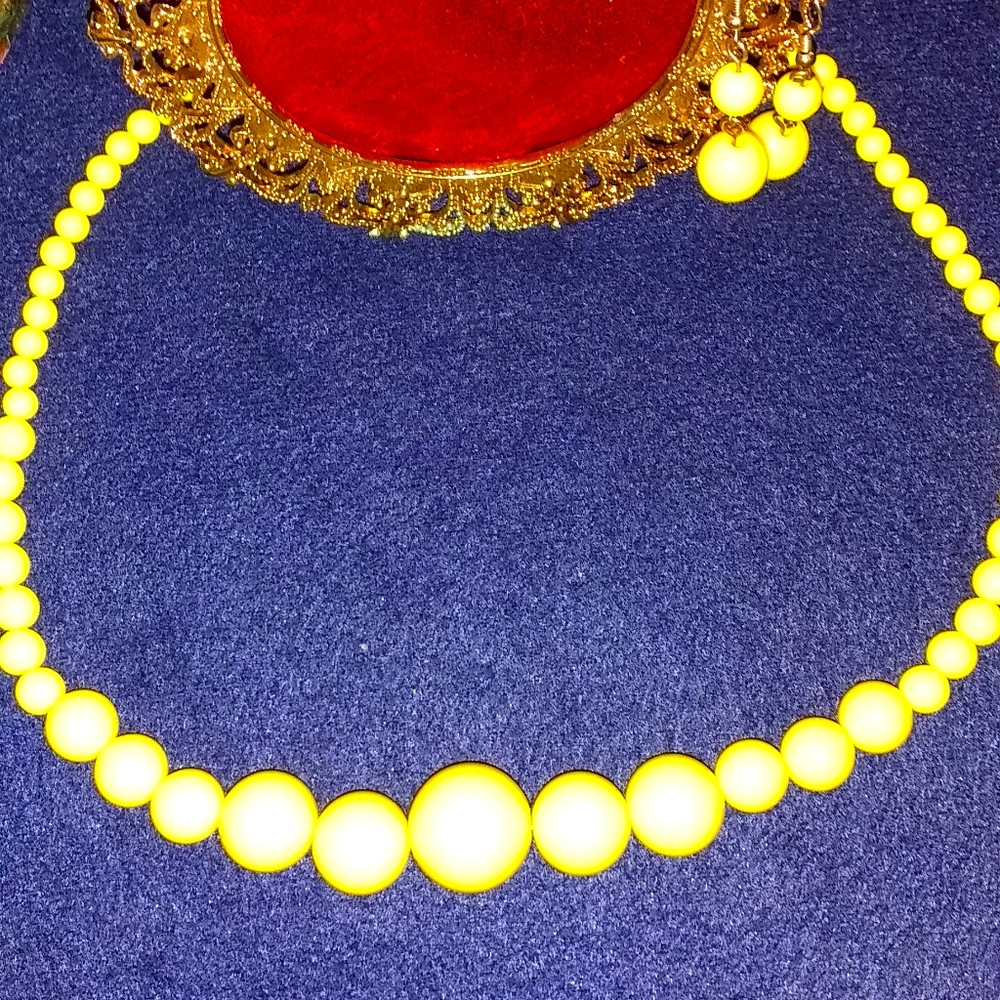 Retro yellow necklace and earrings
